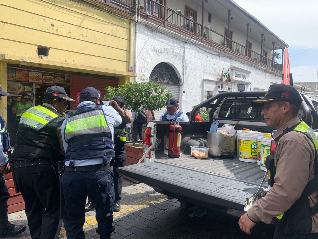 Municipio clausura chifa por expender alimentos insalubres